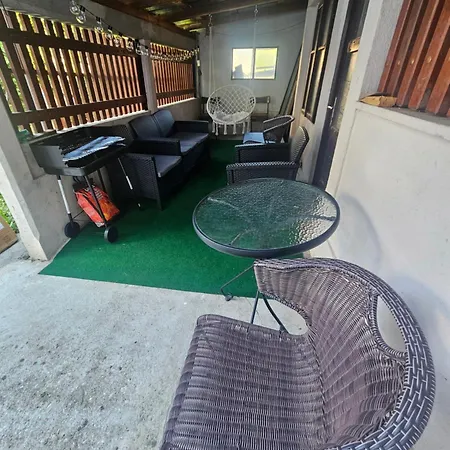 Apartma Zora شقة *