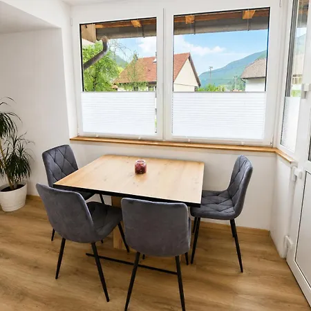 Apartma Zora شقة *