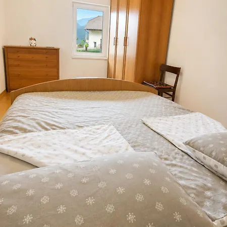 Apartma Zora شقة